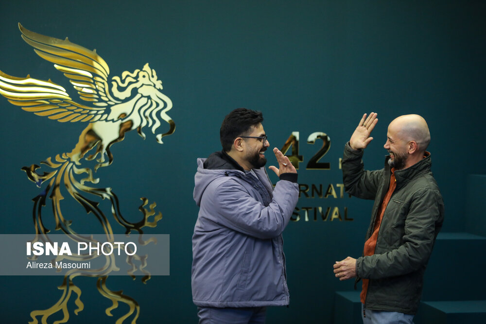 احسان غفوریان، مدیر فیلم برداری و محسن جسور، کارگردان فیلم شکار حلزون در حاشیه اولین روز از چهل و دومین جشنواره فیلم فجر