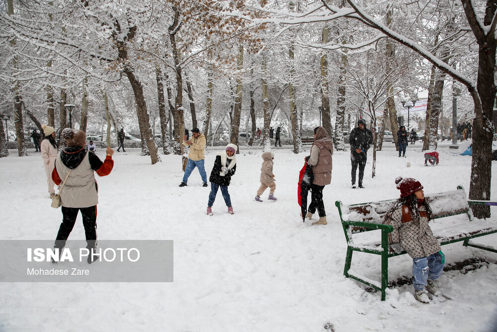خوشحالی مردم مشهد پس از بارش برف