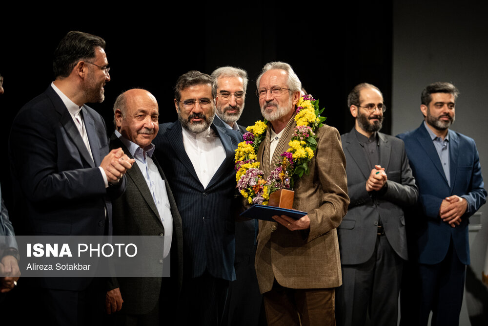 تقدیر از همایون رحیمیان، آهنگساز و نوازنده پیشکسوت ویلن در مراسم اختتامیه سی و نهمین جشنواره بین‌المللی موسیقی فجر