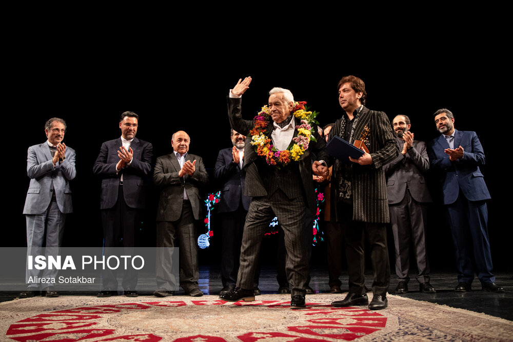 تقدیر از فضل‌الله توکل، نوازنده پیشکسوت سنتور در مراسم اختتامیه سی و نهمین جشنواره بین‌المللی موسیقی فجر