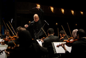 اجرای ارکستر ملی در مراسم اختتامیه سی و نهمین جشنواره بین‌المللی موسیقی فجر