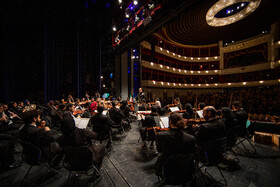 اجرای ارکستر ملی در مراسم اختتامیه سی و نهمین جشنواره بین‌المللی موسیقی فجر