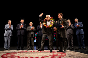 تقدیر از فضل‌الله توکل، نوازنده پیشکسوت سنتور در مراسم اختتامیه سی و نهمین جشنواره بین‌المللی موسیقی فجر