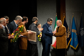 تقدیر از درویش‌رضا منظمی، نوازنده پیشکسوت کمانچه در مراسم اختتامیه سی و نهمین جشنواره بین‌المللی موسیقی فجر