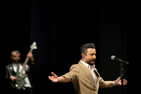 اجرای مصطفی راغب در مراسم اختتامیه سی و نهمین جشنواره بین‌المللی موسیقی فجر