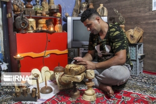 هنر دست یک هنرمند با چوب در رامیان استان گلستان